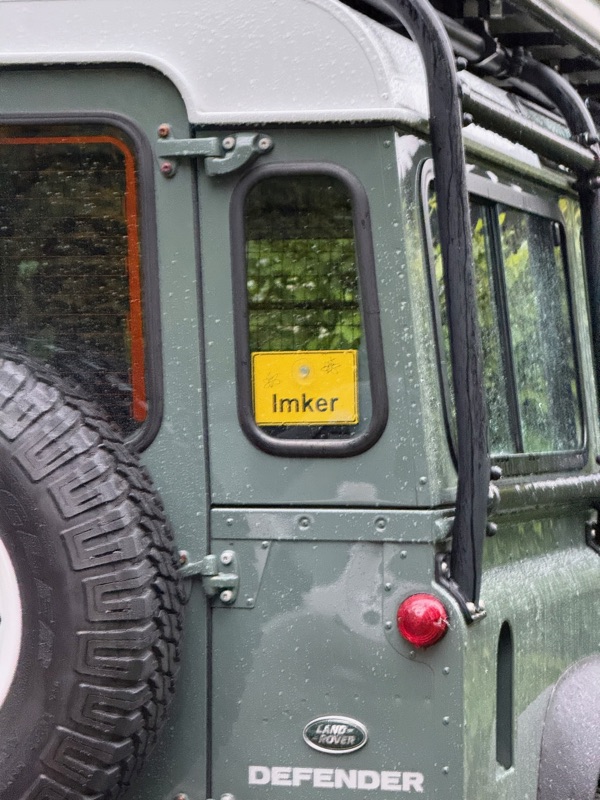 Land Rover met 'Imker'-bordje achteraan