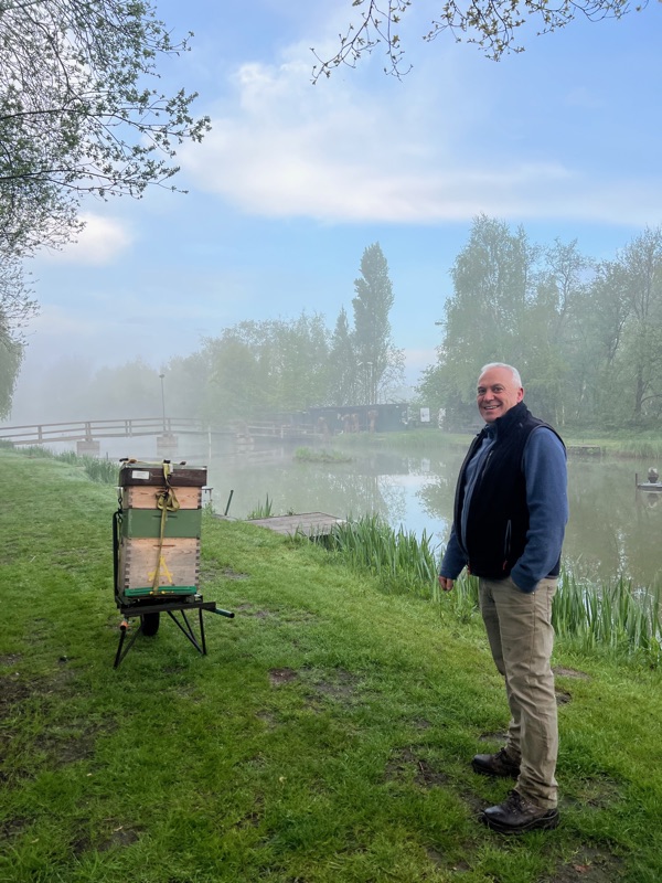 Imker Luc bij een kast aan het kanaal in de ochtendmist